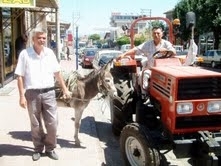 TRAKTÖR PAZARLIĞINA EŞEK KARIŞTI