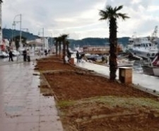 AYVALIKTA CUMHURİYET MEYDANINDA YÜRÜME ALANLARI GENİŞLETİLİYOR