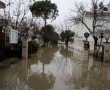 EDREMİT’TE TATİL BELDELERİNDEKİ HALK EVLERİNDE MAHSUR KALDI