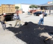 EDREMİT BELEDİYESİ BOZUK YOLLARI ONARIYOR