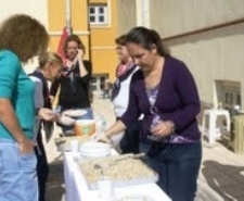 "AYVALIKTA MEHMET AKİF OKUL AİLE BİRLİĞİNDE​N KERMES"