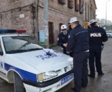 AYVALIKTA TRAFİK KAZALARINA ‘DUR’ DİYEBİLMEK İÇİN DENETİMLERİNİ SÜRDÜRÜYORLAR