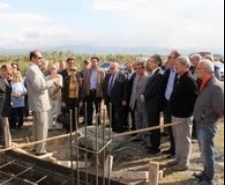 TAVUK ETİNİ SEVİYOR