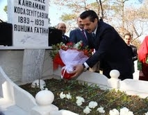 BAKAN ÇELİK, KOCA SEYİT'İN MEZARINI ZİYARET ETTİ