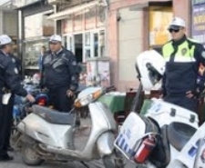 "AYVALIKTA EHLİYETSİZ SÜRÜCÜLERLE RUHSATSIZ MOTOSİKLETLERE GÖZ AÇTIRILMIYOR