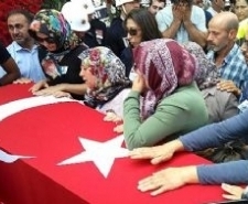 GİZLİCE EVİNE GİRDİĞİ GENÇ KADINI KEMERLE BOĞMAYA ÇALIŞTI