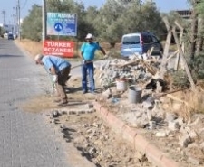 EDREMİT’TE BOZULAN YOLLAR ONARILIYOR
