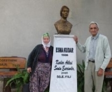 EDREMİT'TE EMEKLİ ÖĞRETMEN KARISININ HEYKELİNİ YAPTIRDI