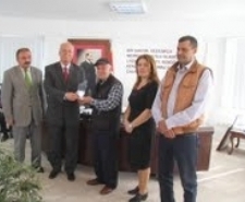 BAŞKAN FİKRET AKOVA’YA ÖDÜL