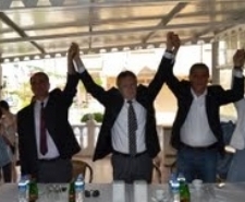 ZİHİNSEL ENGELLİLERDEN BELEDİYE BAŞKANLARINA PLAKET