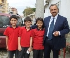 DİREKLERDEKİ FANATİK YAZILARI BAŞKAN SÖKTÜ