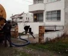 SUYA GÖMÜLEN OTOMOBİL İÇİN SEFERBER OLDULAR