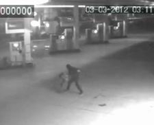 AYVALIK'TA GENÇ KIZIN ÇANTASINI ALMAK İSTEDİLER