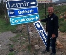 EDREMİT’TE TRAFİK LEVHALARI YENİLENİYOR..