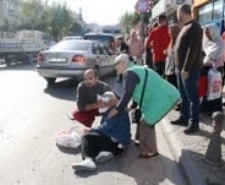 MOTOSİKLETİYLE ÇARPTIĞI YAŞLI KADININ BAŞINDAN AYRILMADI