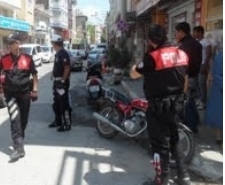 EDREMİT’TE POLİS MOTOSİKLETLERE GÖZ AÇTIRMIYOR
