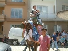 DEVE İLE SÜNNET ÇOCUĞU GEZDİRME GELENEĞİ