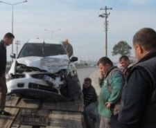 EDREMİT’TE TRAFİK KAZASI: 2 YARALI