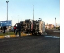 TIR OTOMOBİLE ÇARPTI