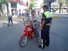 TRAFİK POLİSİNDEN KAÇAN SÜRÜCÜLER, HEDİYE KASKTAN OLDULAR.