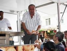 BAŞKAN ALPARSLAN KÖRFEZDEKİ ESNAFI HAYIRLA KUCAKLADI