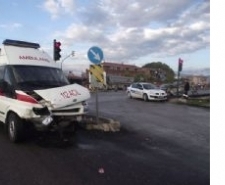 AMBULANS OTOMOBİLLE ÇARPIŞTI: 6 YARALI