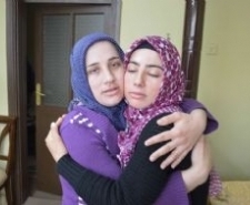 ZEYTİN TOPLARKEN KAÇIRILAN AYNUR'UN EVİNDE SEVİNÇ GÖZ YAŞI