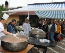 EDREMİT BELEDİYESİ&#039;NİN AŞURE HAYIRLARI ZEYTİNLİ’DE DEVAM ETTİ