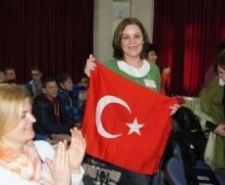 YABANCI KONUKLARA COŞKULU KARŞILAMA