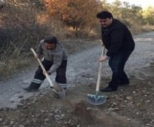 Başkan hem denetledi, hem de kazma küreği eline alarak alın teri döktü