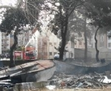 Sökümü yapılan zift tankı alev aldı