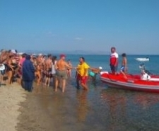 Denizde sürüklenen baba kızı itfaiye kurtardı