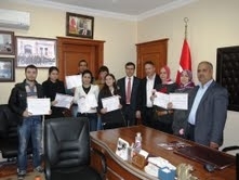 BİLGİSAYAR KURSİYERLERİ BELGELERİNİ ALDI