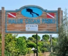 AYVALIK BELEDİYESİ PARKLARIN TABELALARINI YENİLEDİ