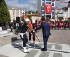 CUMHURİYET BAYRAMI KUTLAMALARI ÇELENK SUNUMU İLE BAŞLADI