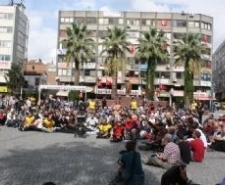 EDREMİT’TE SENDİKALARDAN OTURMA EYLEMİ