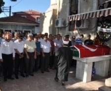 Denizde boğulan polis memuru toprağa verildi