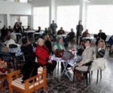 PARTİLİ BAYANLAR YAŞLILARI UNUTMADI
