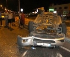 TAKLA ATAN OTOMOBİLDE 2 KİŞİ YARALANDI