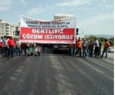 SANAYİ ESNAFI YOL KAPATIP PANKART AÇTI