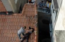 EDREMİT'TE 5. KATTAN KİREMİTLERİN ÜZERİNE DÜŞTÜ