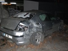 AYVALIK'TA BİR OTOMOBİL ODUN DEPOSUNA UÇTU