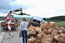 HEMŞİRE KAYALIKLARA UÇTU