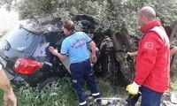 Tarlaya uçan otomobil zeytin ağacına çarparak durabildi: 3 yaralı