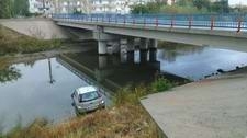 KAMYONETLE ÇARPIŞAN OTOMOBİL DEREYE UÇTU