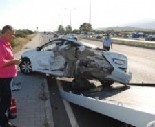 OTOMOBİLE ARKADAN ÇARPTI 3 KİŞİ YARALANDI
