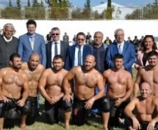 11. EDREMİT YAĞLI PEHLİVAN GÜREŞLERİ YAPILDI