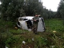 KAYAN ARAÇ TERS DÖNEREK ZEYTİNLİĞE UÇTU
