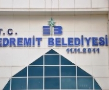 EDREMİT BELEDİYESİ ‘NE T.C. TABELASI TAKILDI