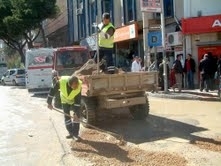 BURHANİYE’DE BOZULAN YOLLAR TAMİR EDİLİYOR